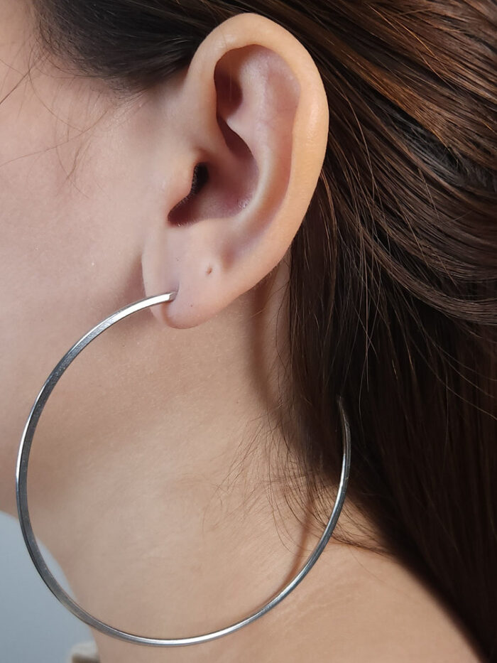 Brinco argola grande aberta fio liso quadrado