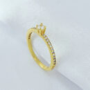 Anel solitário com lateral cravejada