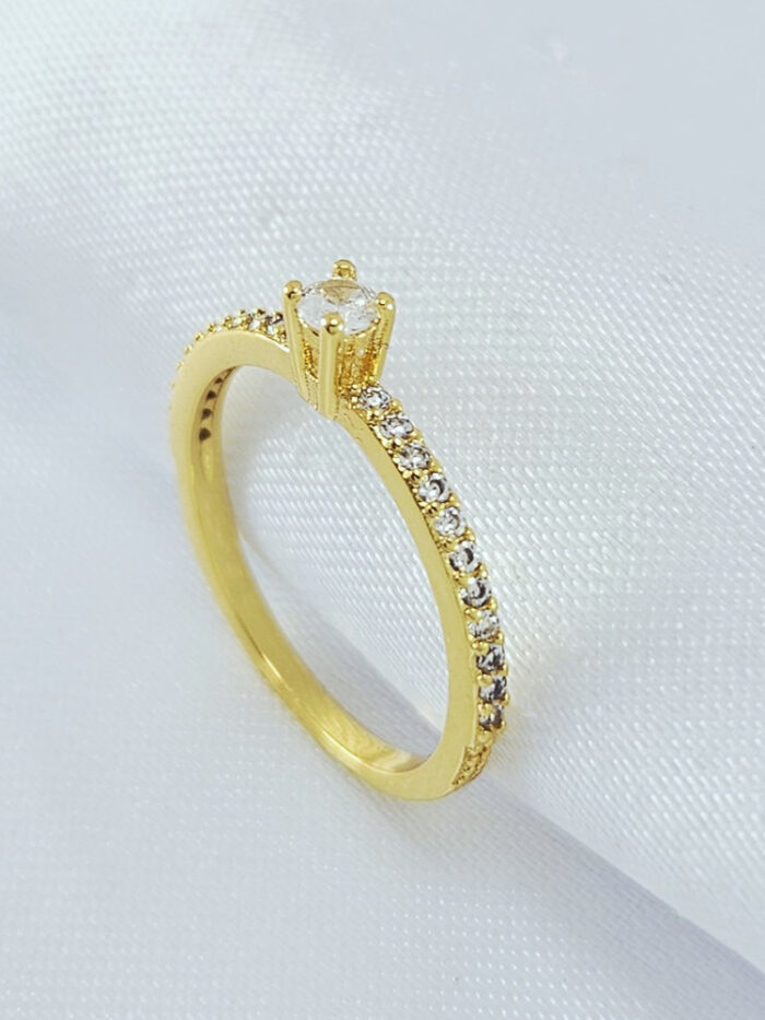 Anel solitário com lateral cravejada