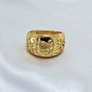 Anel com design vazado de rosas