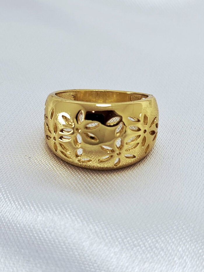 Anel com design vazado de rosas