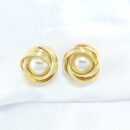 Brinco pérola com fios dourados