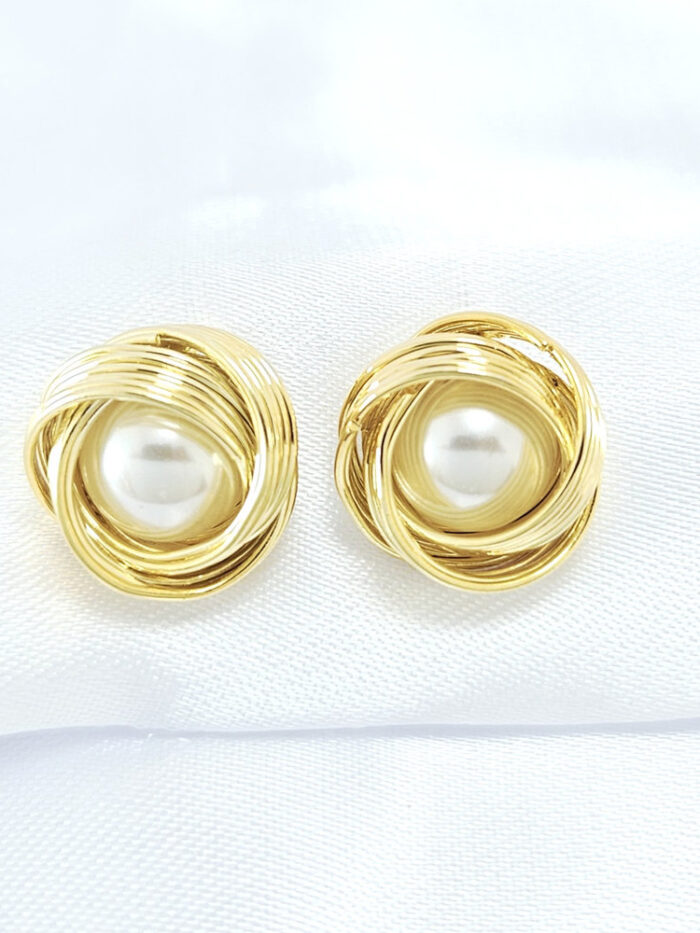 Brinco pérola com fios dourados