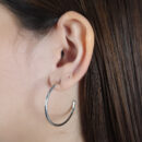 Brinco argola boleada vazada