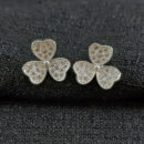 Brinco trevo formato coração detalhe cravejado