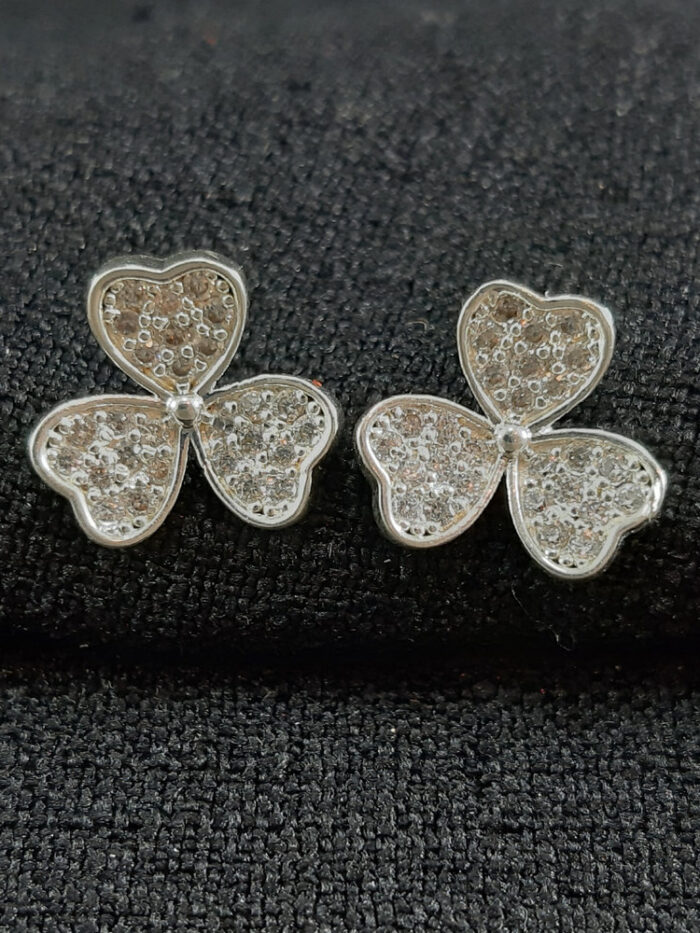 Brinco trevo formato coração detalhe cravejado