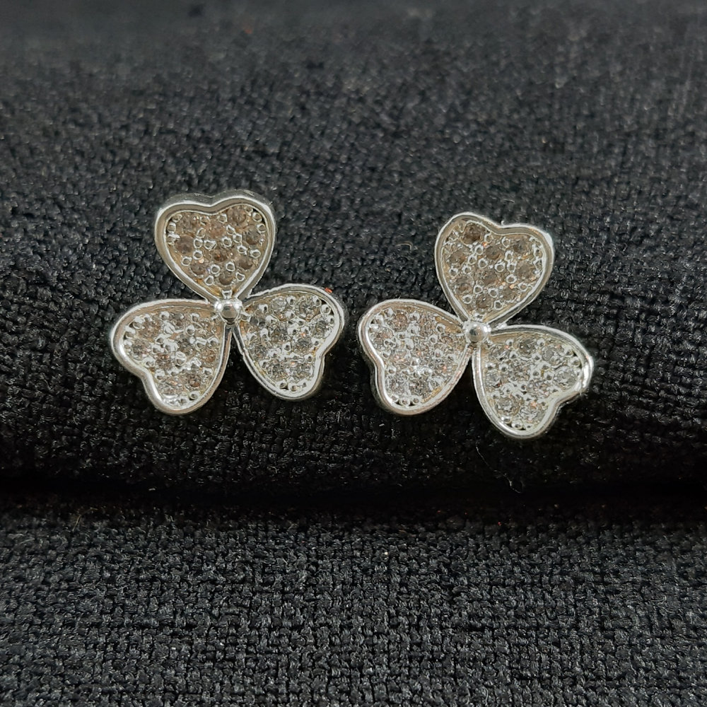Brinco trevo formato coração detalhe cravejado