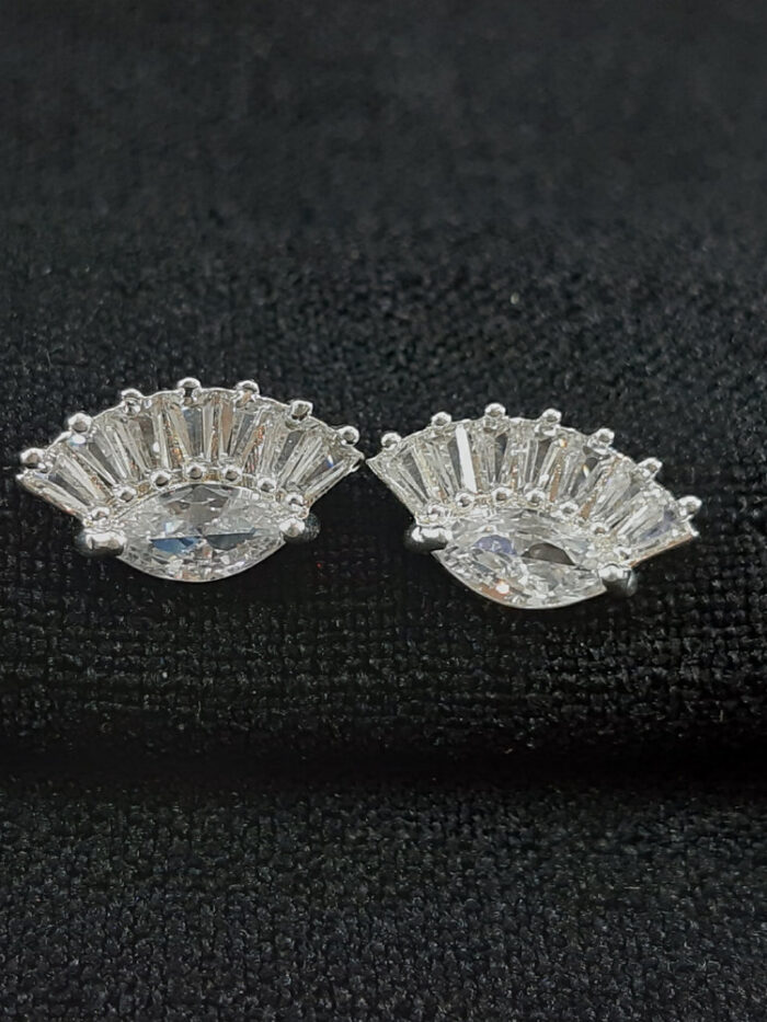 Brinco estilo leque com pedra cristal