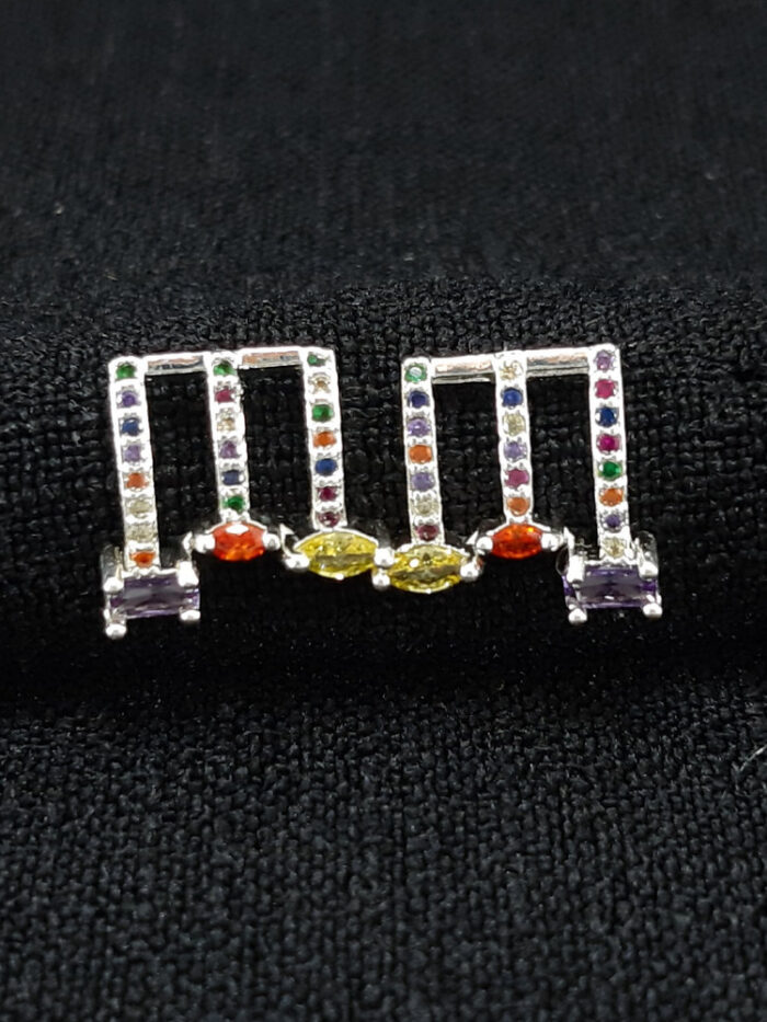 Brinco fio colorido detalhado