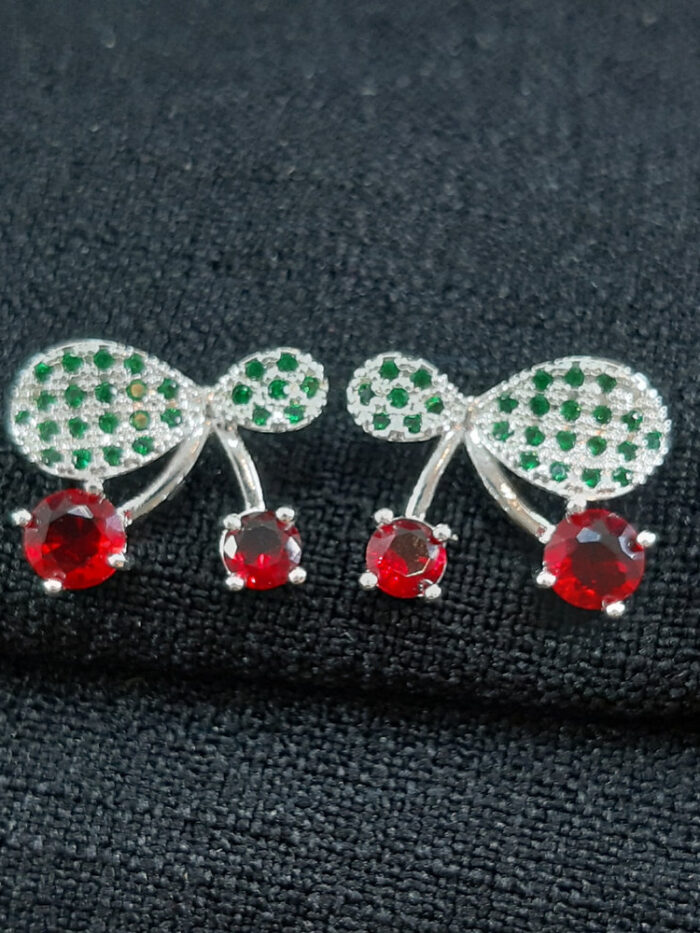 Brinco cereja detalhe cravejado