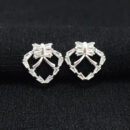 Brinco coração com base laço pedras cristais