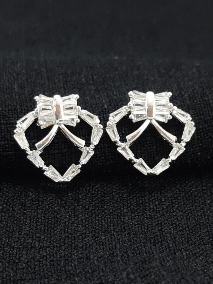 Brinco coração com base laço pedras cristais