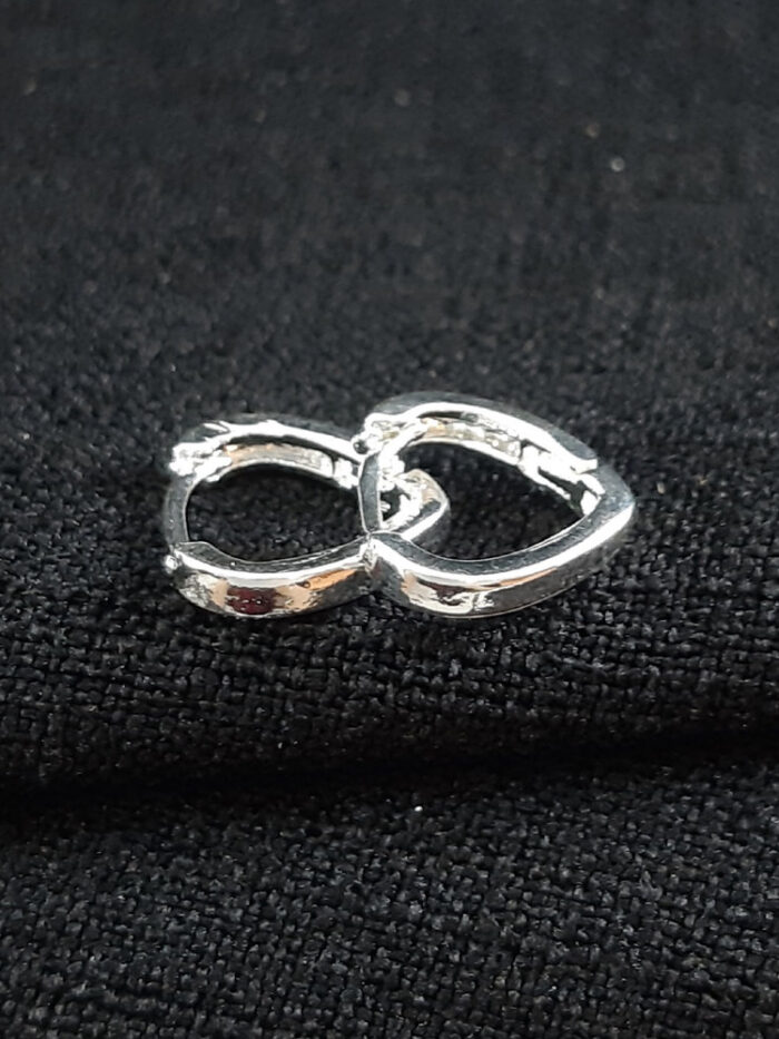 Brinco argola modelo coração