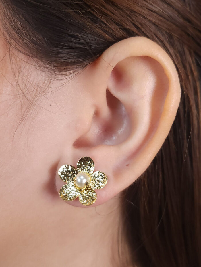 Brinco flor com pétalas onduladas e pérola