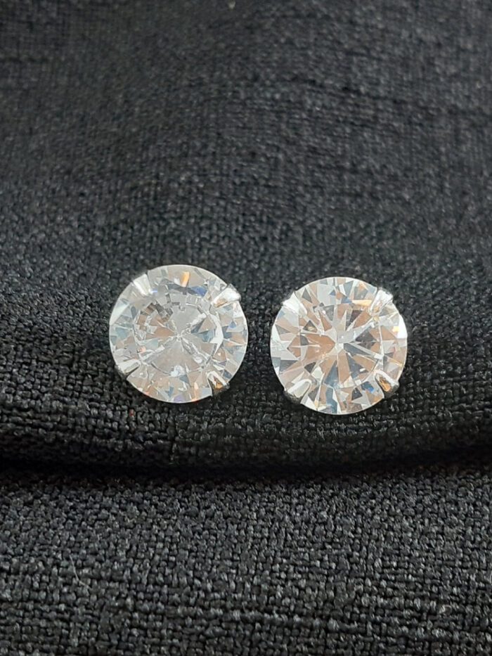 Brinco ponto de luz base prateada