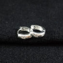 Argola prateada com detalhes estrela cravejada