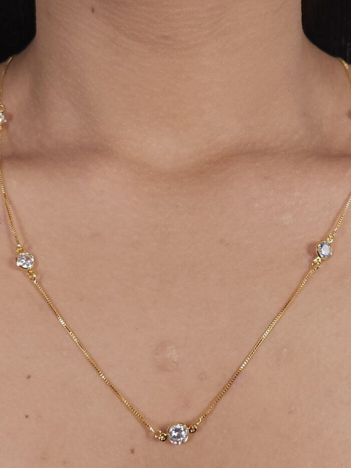 Gargantilha longuinho com ponto de luz