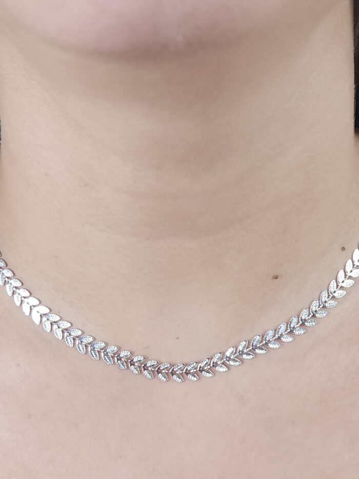 Gargantilha choker fio de folhas detalhado