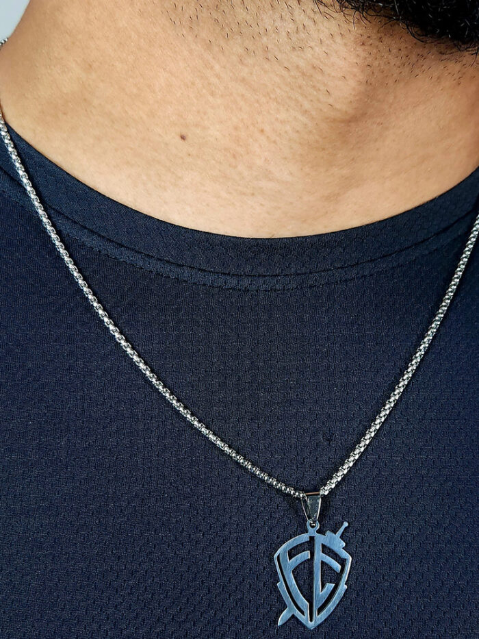 Cordão elo cartier com pingente escudo Fé
