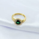 Anel pedra Verde borda Cravejado com zircônias cristal