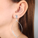 Brinco oval com pedras baguetes cristal