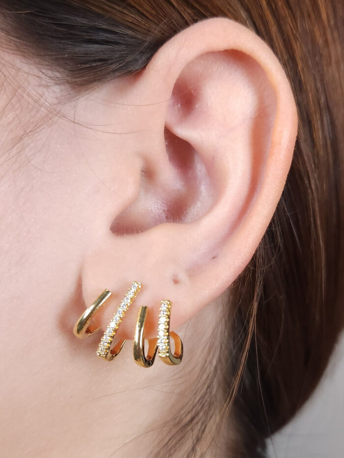 Brinco com quatro fios detalhe cravejado