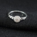 Anel redondo cravejado com detalhe vazado