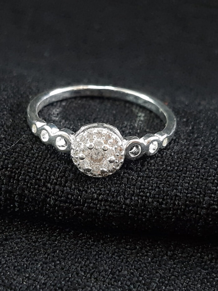 Anel redondo cravejado com detalhe vazado