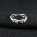 Anel dois fios liso e cravejado detalhado