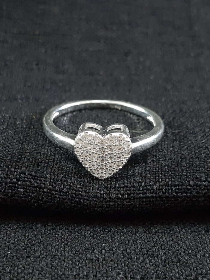Anel modelo coração cravejado