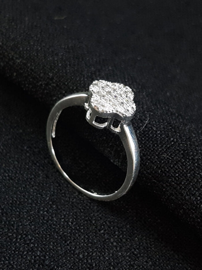 Anel trevo cravejado