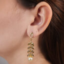 Brinco folha com pigente em pérola