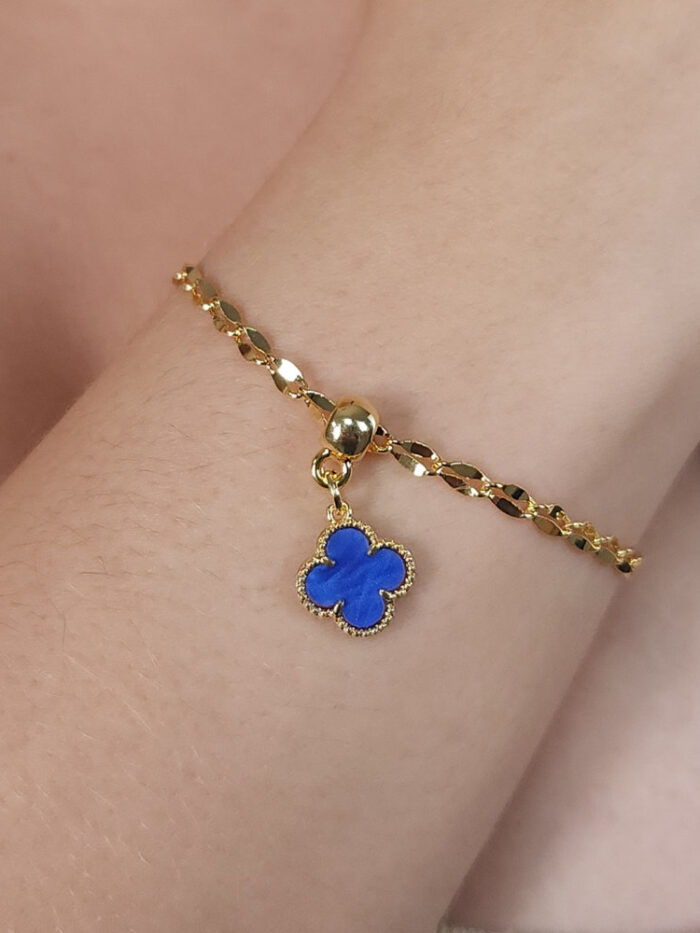 Pulseira elos detalhado com pingente trevo