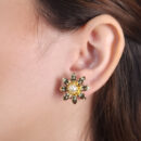 Brinco flor com pérola