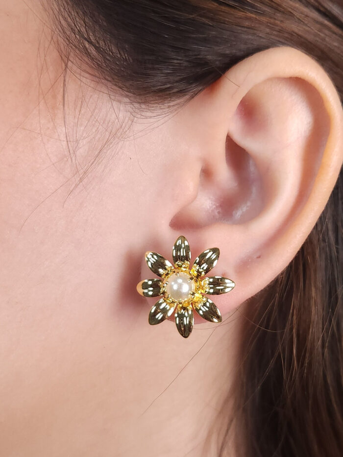 Brinco flor com pérola