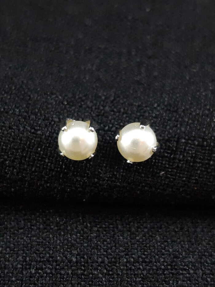 Brinco pérola base detalhada