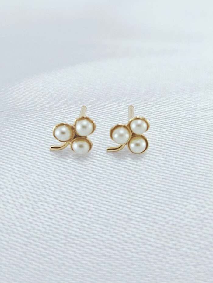 Brinco infantil cacho de uva pérolada Ivo Pita