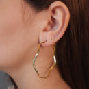 Argola com fio ondulado