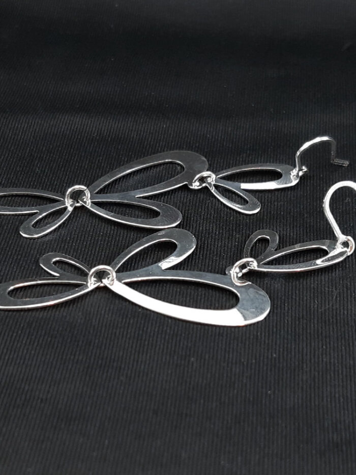 Brinco gancho com borboletas lisa