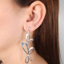 Brinco borboletas vazado com base oval