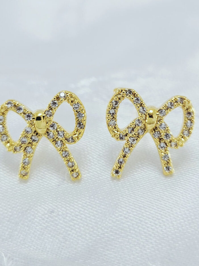 Brinco formato laço cravejado