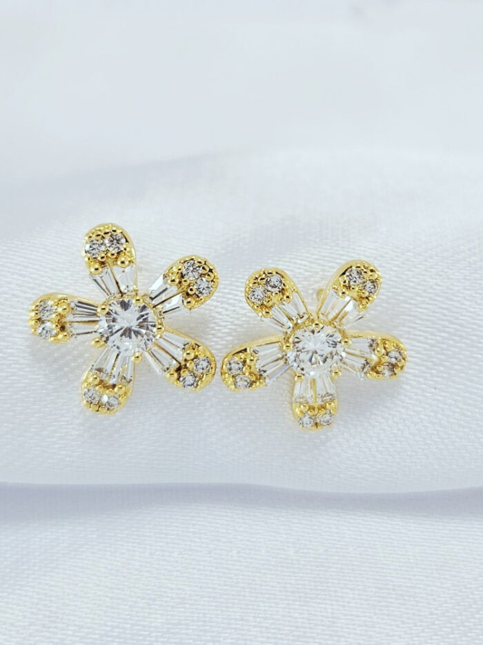Brinco flor cravejado em zircônia