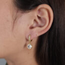 Argolinha cravejada com ponto de luz