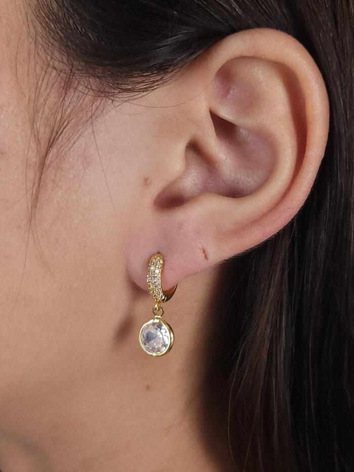 Argolinha cravejada com ponto de luz