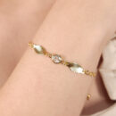 Pulseira placa dourado detalhado com ponto de luz