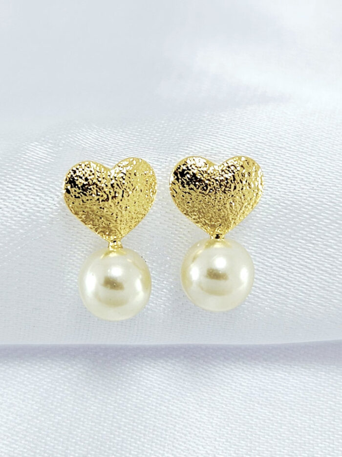Brinco coração com detalhe em pérola