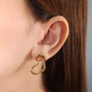 Brinco formato orgânico dourado