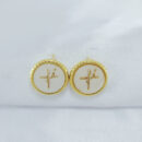 Brinco círculo  nome FÉ detalhe madre pérola