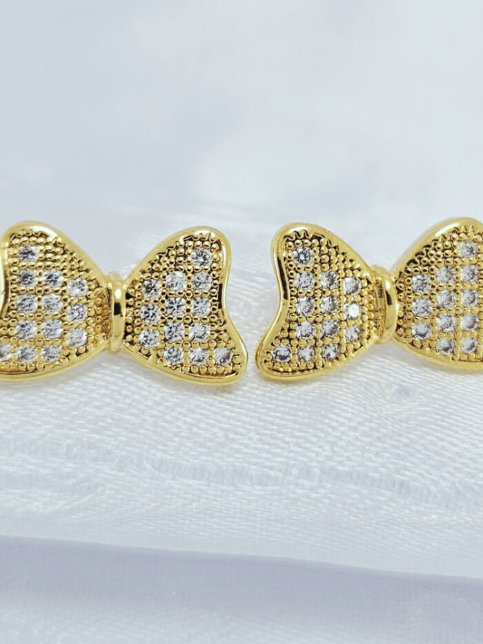 Brinco formato laço cravejado