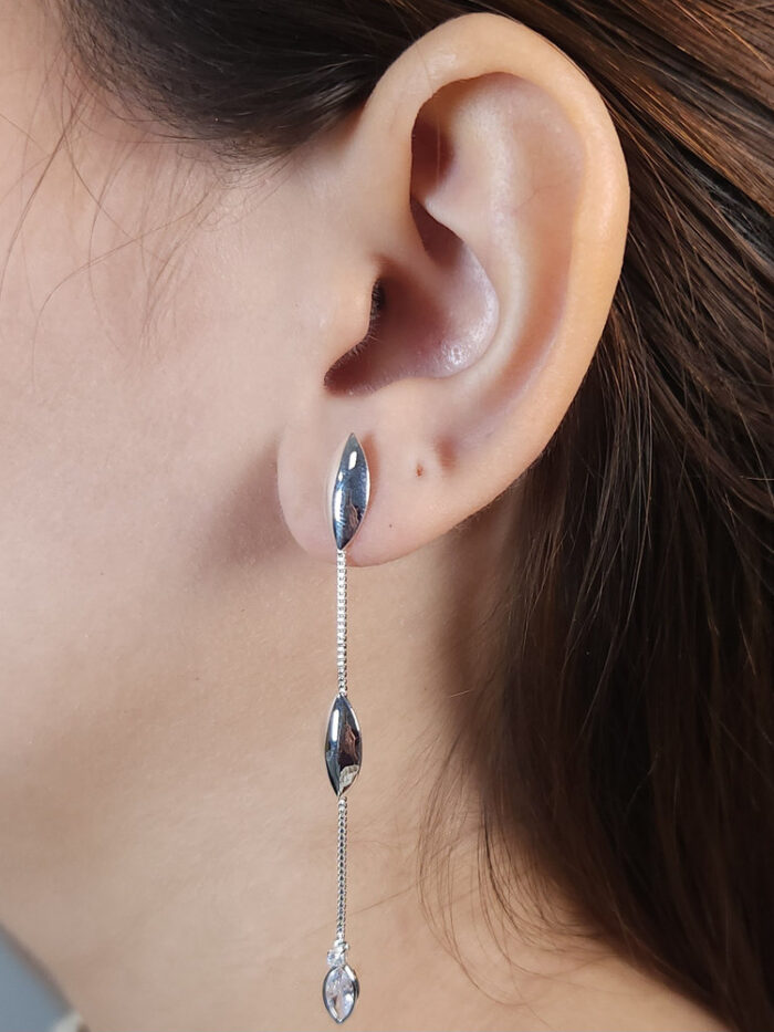 Brinco fio veneziana c/ placa navete chapeado